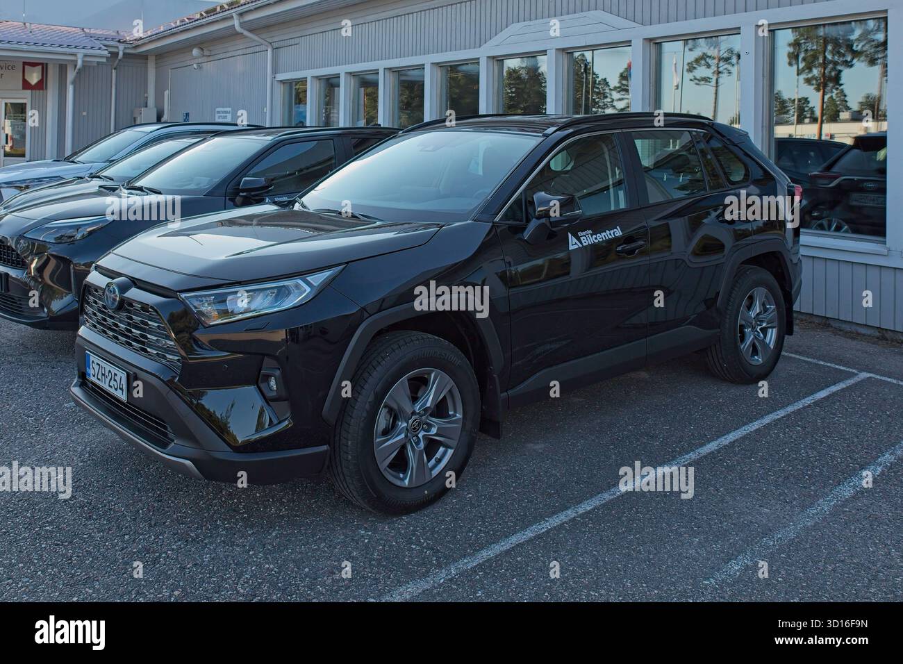 Horsbäck, Raasepori, Finlande - 2 août. 2025 : Toyota RAV 4 V 2,5 Hybrid (2025) stationné. Banque D'Images
