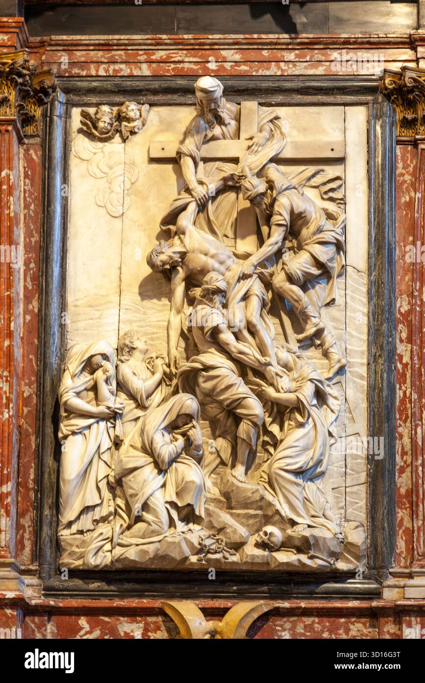 1711 bas-relief de Cabianca sur autel de reliques en marbre de Carrare, représentant la Crucifixion de Jésus-Christ., Basilica dei Frari, San Polo, Venise, Ita Banque D'Images