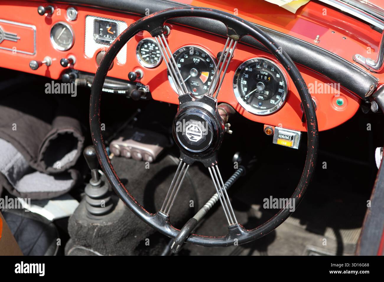 Tableau de bord et indicateur de vitesse et de niveau de carburant de voiture vintage de couleur rouge MG Banque D'Images