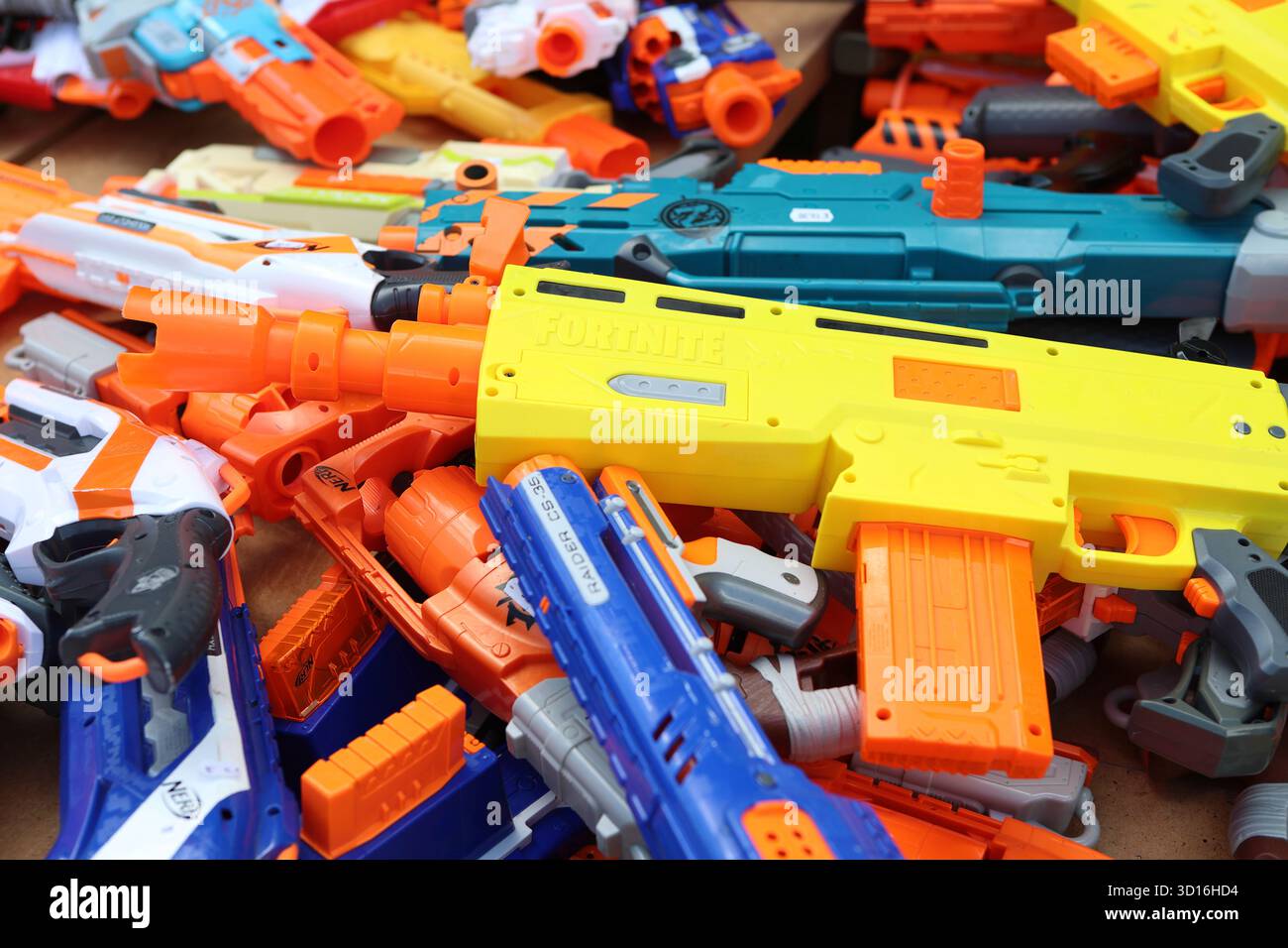 Armes jouets en plastique jouets colorés enfants jouets armes Banque D'Images