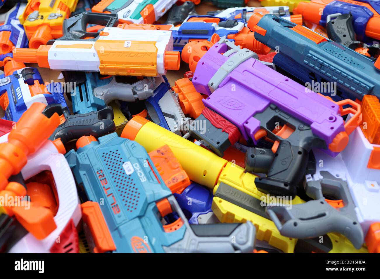 Armes jouets en plastique jouets colorés enfants jouets armes Banque D'Images