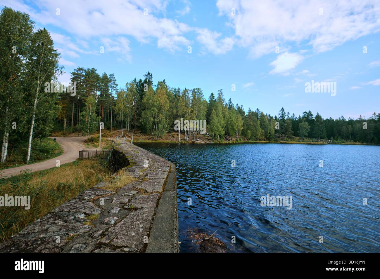 Oslo, Norvège - 9 septembre 2025 : vue sur le lac Sognsvann au nord d'Oslo Banque D'Images