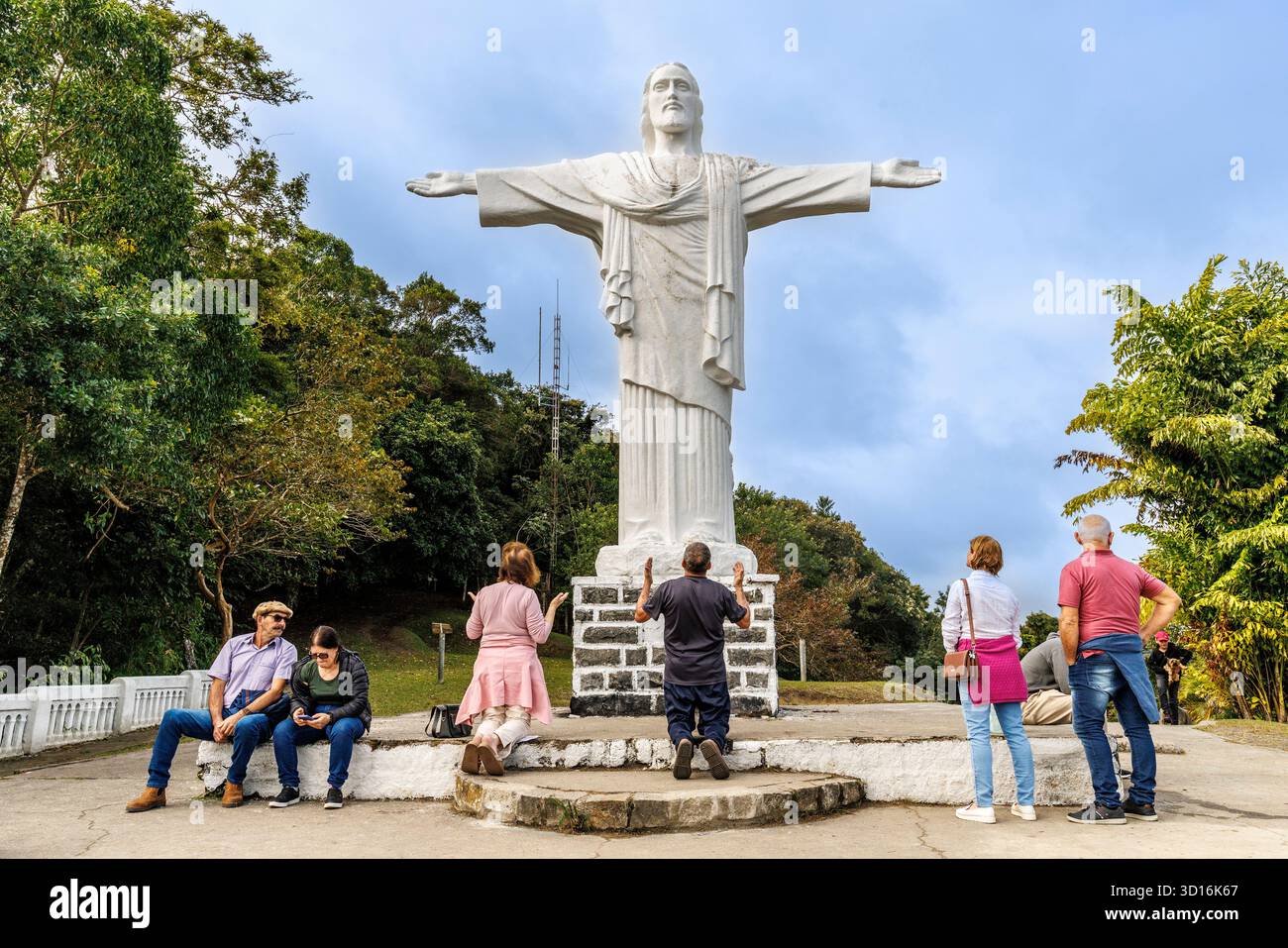 Les gens prient devant la statue du Christ à Lookout point, Iguape, São Paulo, Brésil Banque D'Images