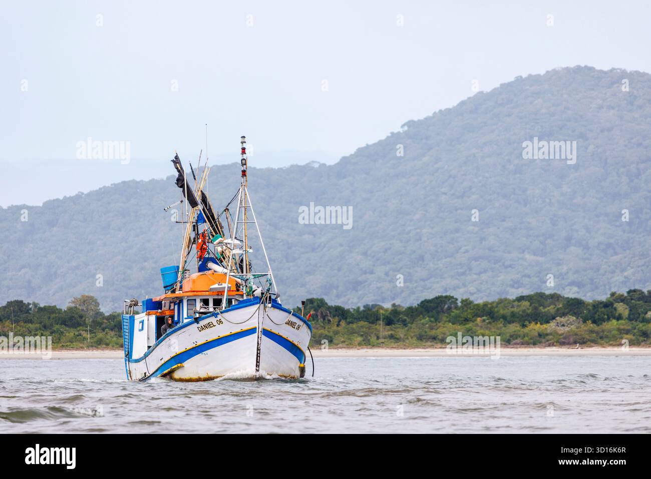 Bateau de pêche au large de l'île de Cardoso, Brésil Banque D'Images