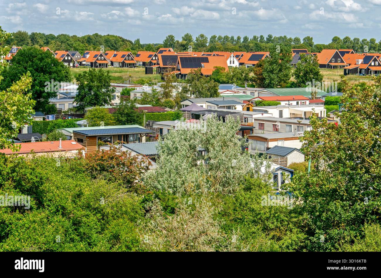 Sintmaartendsijk, pays-Bas, 6 août 2025 : parc de vacances coloré, densément construit et quelque peu chaotique avec un parc de vacances plus formel dans la BA Banque D'Images