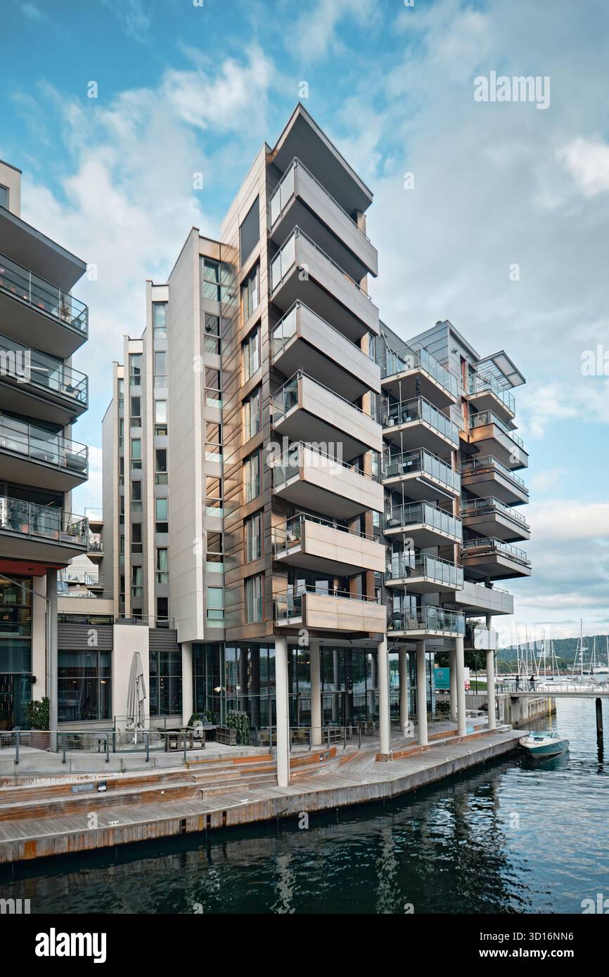 Oslo, Norvège - 8 septembre 2025 : immeubles d'appartements à Tjuvholmen. La zone fait partie du projet de rénovation urbaine Fjord City Banque D'Images