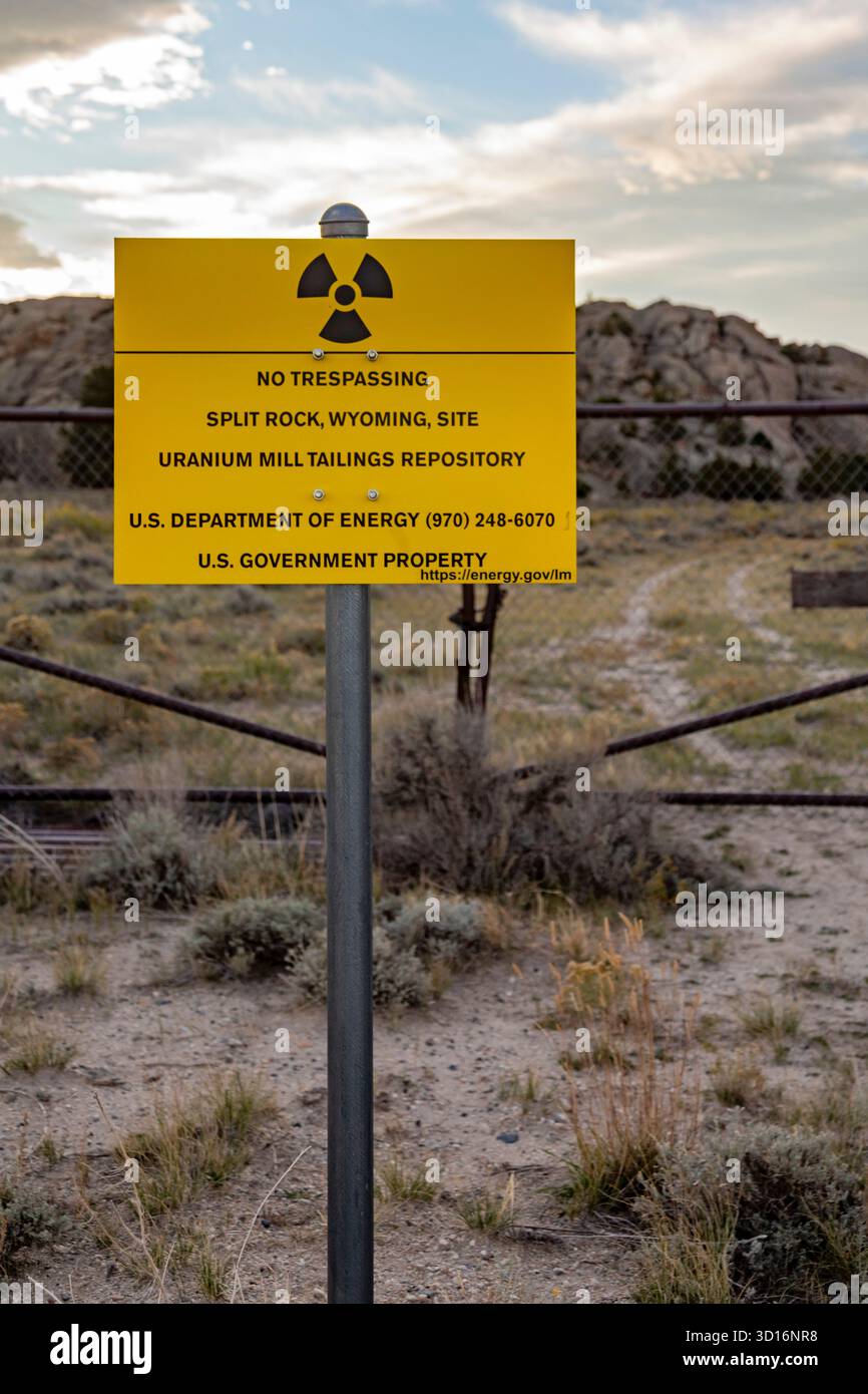 Jeffrey City, Wyoming - des panneaux « interdiction d'intrusion » ornent le périmètre d'une ancienne mine et usine d'uranium qui a fonctionné de 1957 à 1981. Queue d'uranium Banque D'Images
