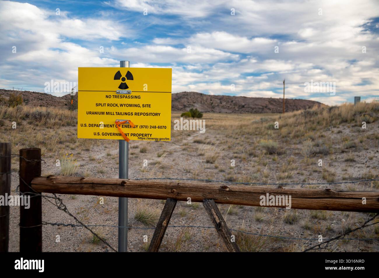 Jeffrey City, Wyoming - des panneaux « interdiction d'intrusion » ornent le périmètre d'une ancienne mine et usine d'uranium qui a fonctionné de 1957 à 1981. Queue d'uranium Banque D'Images
