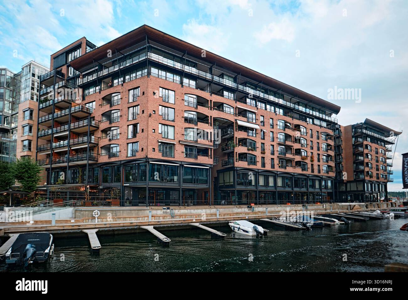 Oslo, Norvège - 8 septembre 2025 : immeubles d'appartements à Tjuvholmen. La zone fait partie du projet de rénovation urbaine Fjord City Banque D'Images