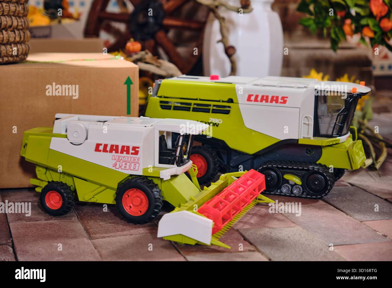 Bassum, Allemagne ; 3 octobre 2025 : deux moissonneuses-batteuses jouets CLAAS, modèles Lexion 480 et Lexion 780, exposées lors d'une foire, représentant l'agriculture Banque D'Images