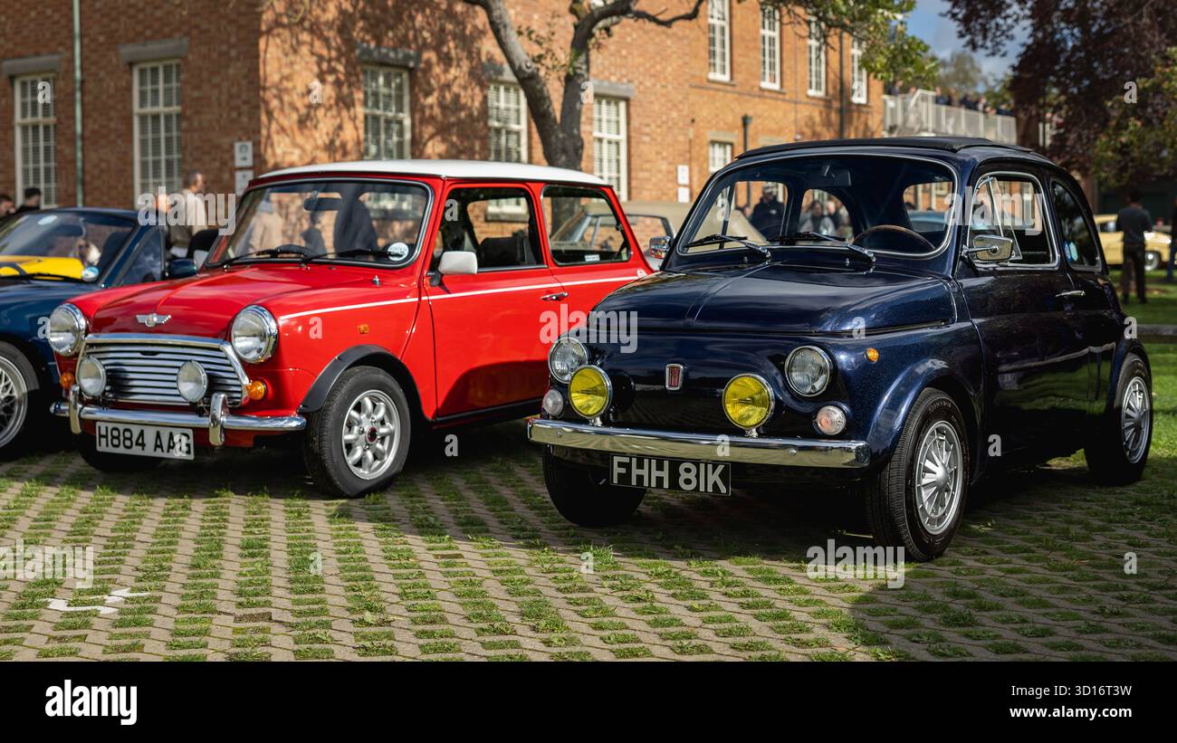 Fiat 500 & 1991 Mini 1971, exposées au Bicester Motion Scramble qui s'est tenu le 5 octobre 2025. Banque D'Images
