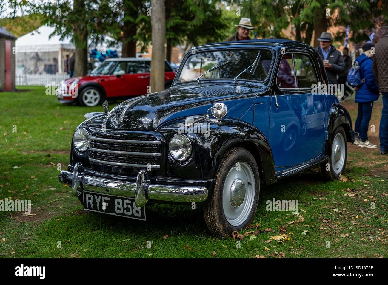 1954 Fiat 500 'Topolino' exposée au Bicester Motion Scramble qui s'est tenu le 5 octobre 2025. Banque D'Images