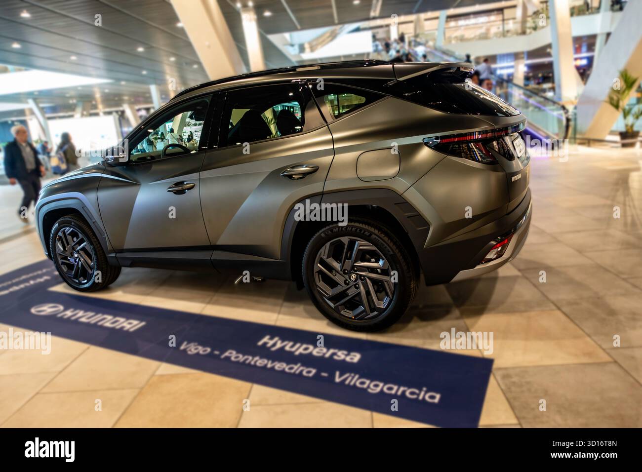 Hyundai Tucson SUV multisegment compact exposé à Vigo, Galice, Espagne, mettant en valeur le style automobile, l'innovation, et un design de véhicule moderne. Banque D'Images