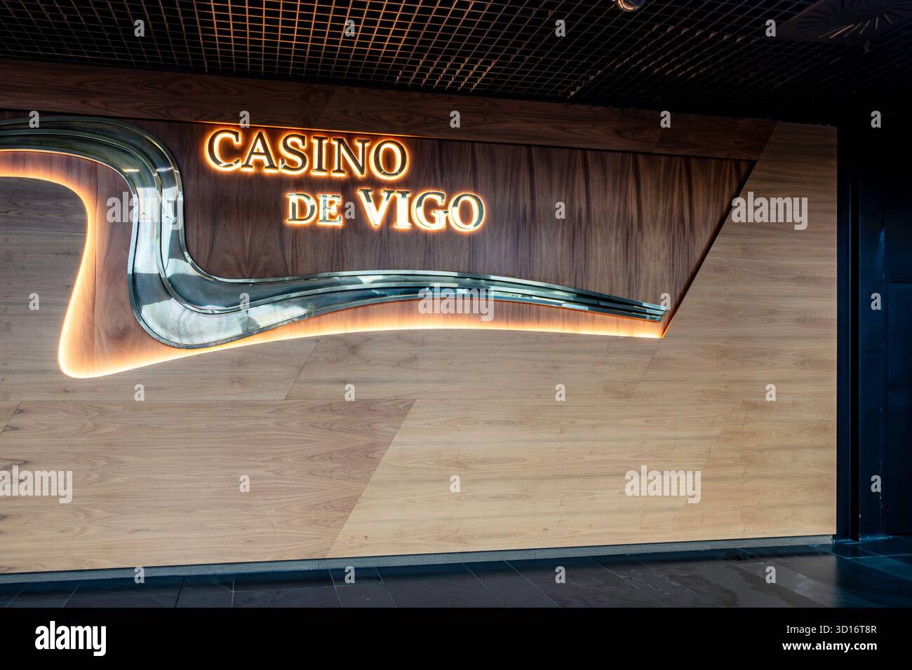 Panneau lumineux pour Casino de Vigo en Galice, Espagne, avec un design moderne en bois et métal, symbolisant la vie nocturne, les loisirs et le divertissement. Banque D'Images