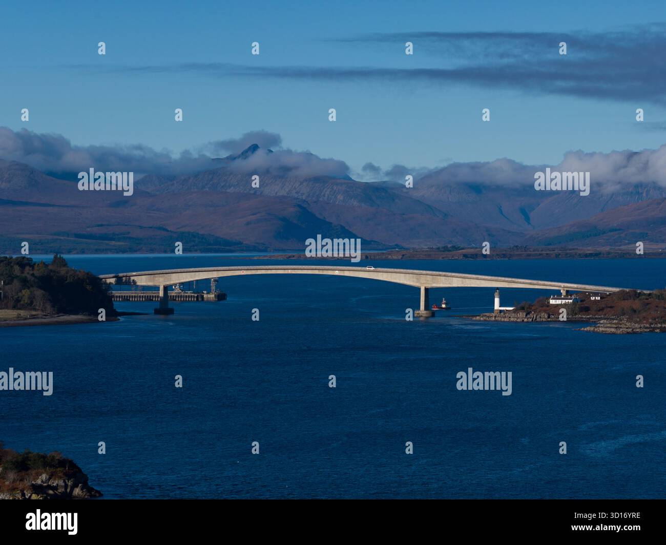 Le pont Skye reliant l'île de Skye au continent écossais à travers le Loch Alsh, vu par temps clair avec des bateaux amarrés à Kyle of Lochalsh. Banque D'Images