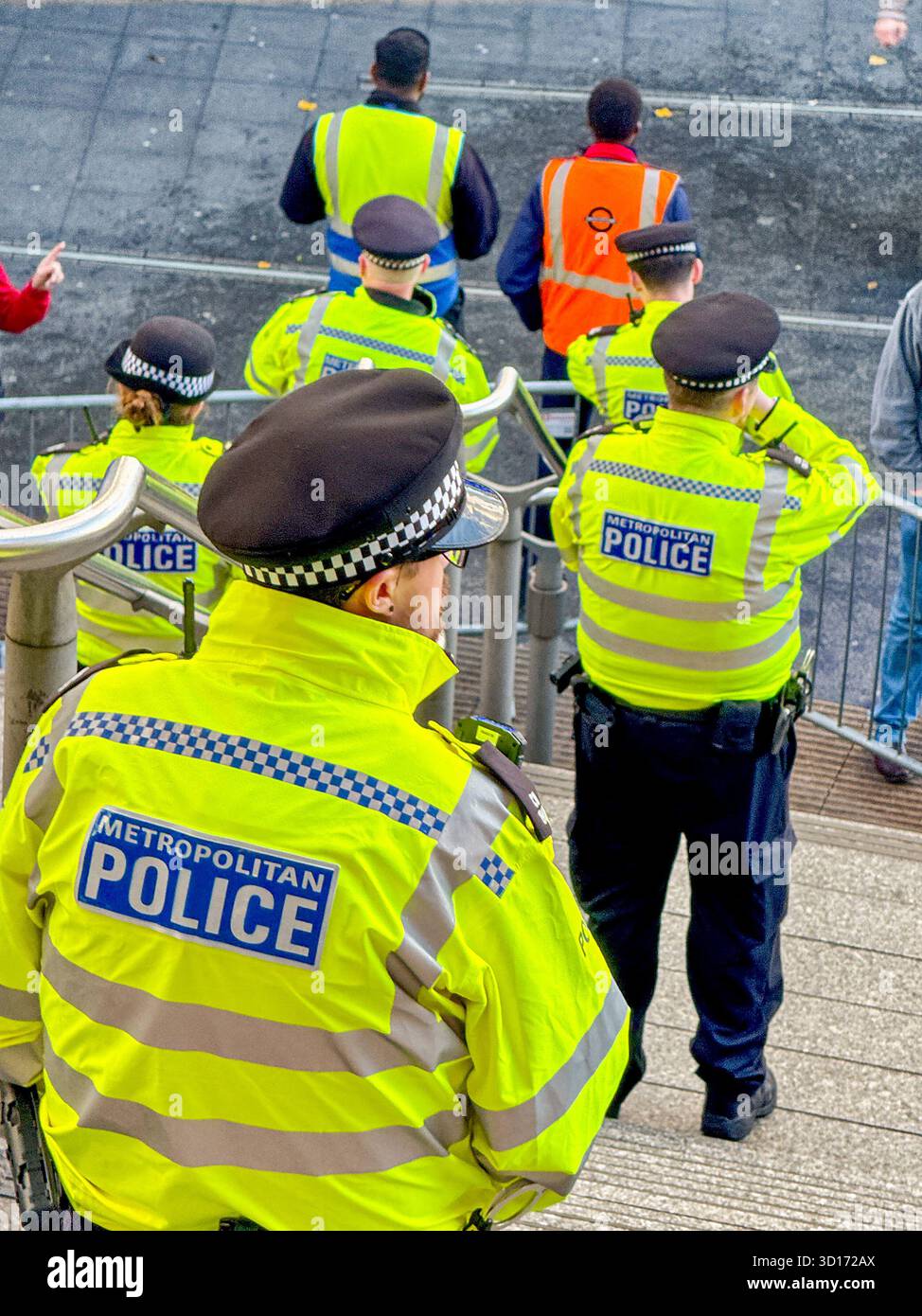 Londres, Angleterre, Royaume-Uni - 25 octobre 2025 : policiers de la police métropolitaine en service devant le stade de Wembley pour un événement sportif majeur - Image de stock capturée avec un smartphone