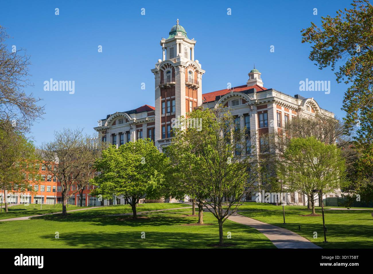 Syracuse, NY États-Unis - 12 mai 2019 : Syracuse University Hall of Languages a été le premier bâtiment du campus, et a eu lieu toute l'université. Banque D'Images