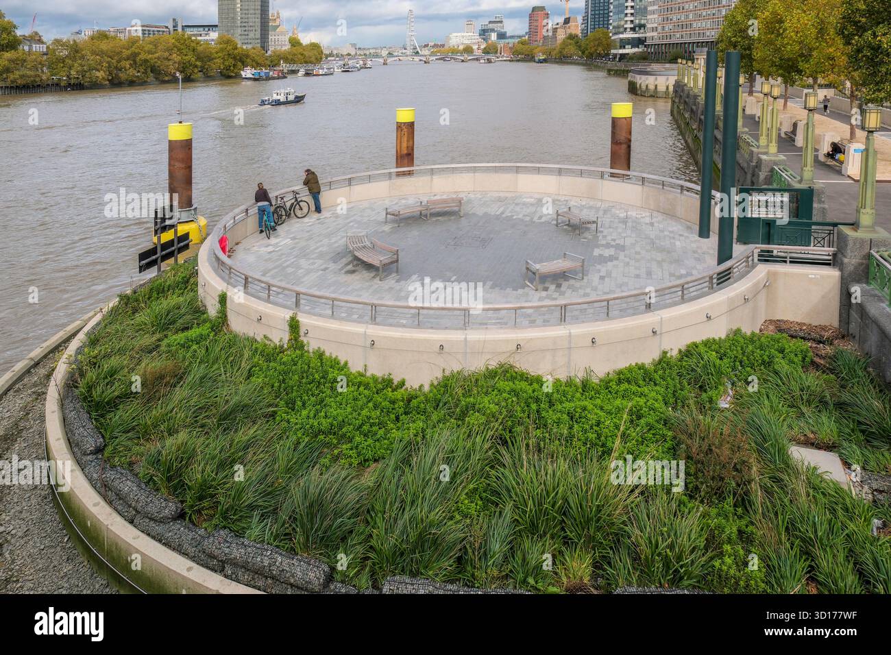 L'espace ouvert de l'île d'Effra créé au-dessus des excavations pour le système d'égout de la Tamise. Le site est situé sur l'ancien cours de la rivière Effra. Banque D'Images