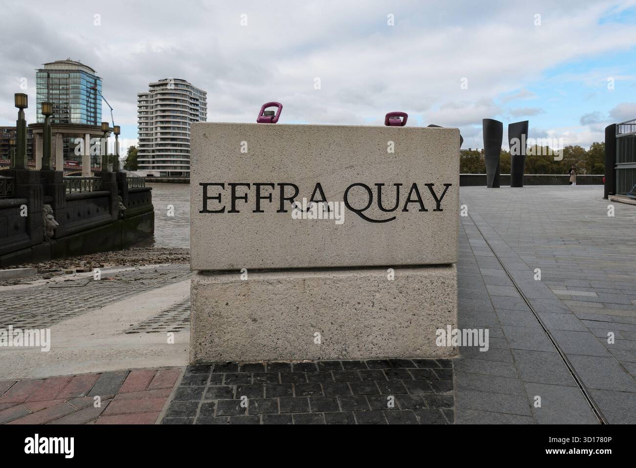 Espace ouvert du quai Effra créé au-dessus des excavations pour le système d’égout super Thames Tideway. Le site est nommé d'après l'ancienne rivière Effra Banque D'Images
