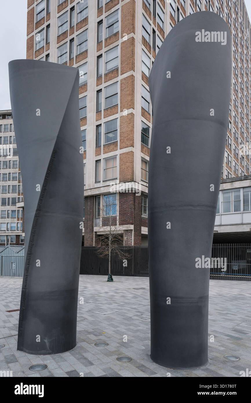 Colonnes de ventilation à Effra Quay espace ouvert créé au-dessus des excavations pour le système d'égout super Thames Tideway. Banque D'Images