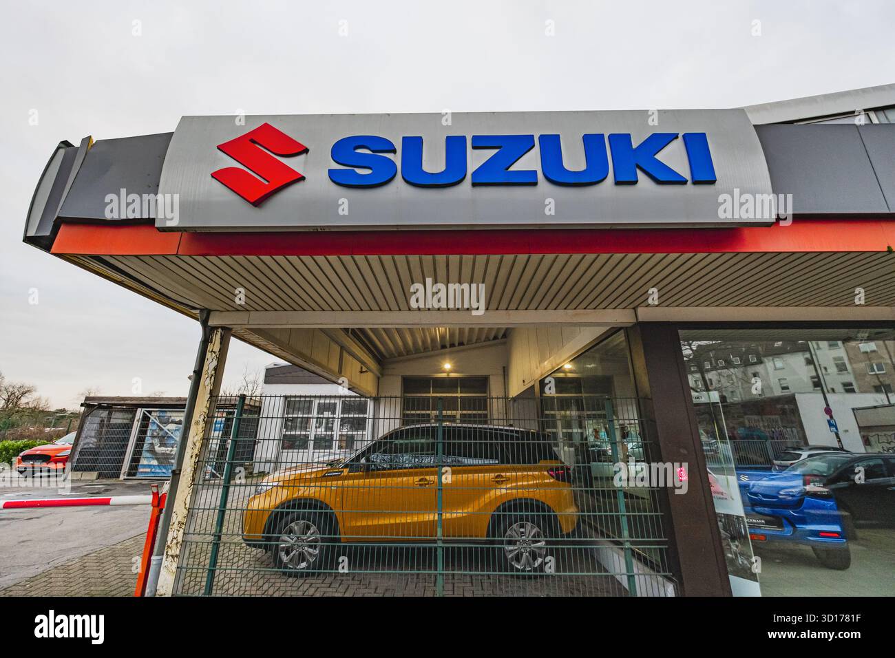 Logo de la marque du constructeur automobile Suzuki au-dessus de l'entrée de la concession Banque D'Images
