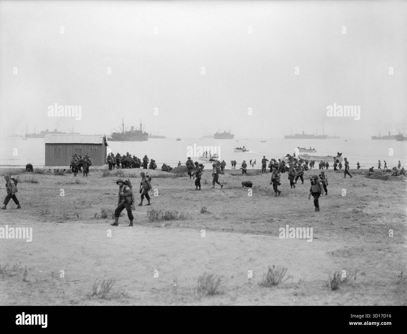 Arzeu, Oran, ALGÉRIE - vers le 10 novembre 1942 - les troupes américaines font leur chemin vers l'intérieur des terres après avoir débarqué à Arzeu, Oran, Algérie. Plusieurs petites embarcations de débarquement peuvent être vues au premier plan tandis que dans la distance peuvent être vus certains des navires de troupes qui ont aidé à transporter les hommes, pendant l'opération Torch - qui faisait partie de la campagne plus large d'Afrique du Nord de la IIe Guerre mondiale les troupes alliées comme celles-ci ont atterri sans opposition après la reddition d'Oran après un bombardement par la Royal Navy - photo : Geopix / Lt F A Hudson RN Banque D'Images