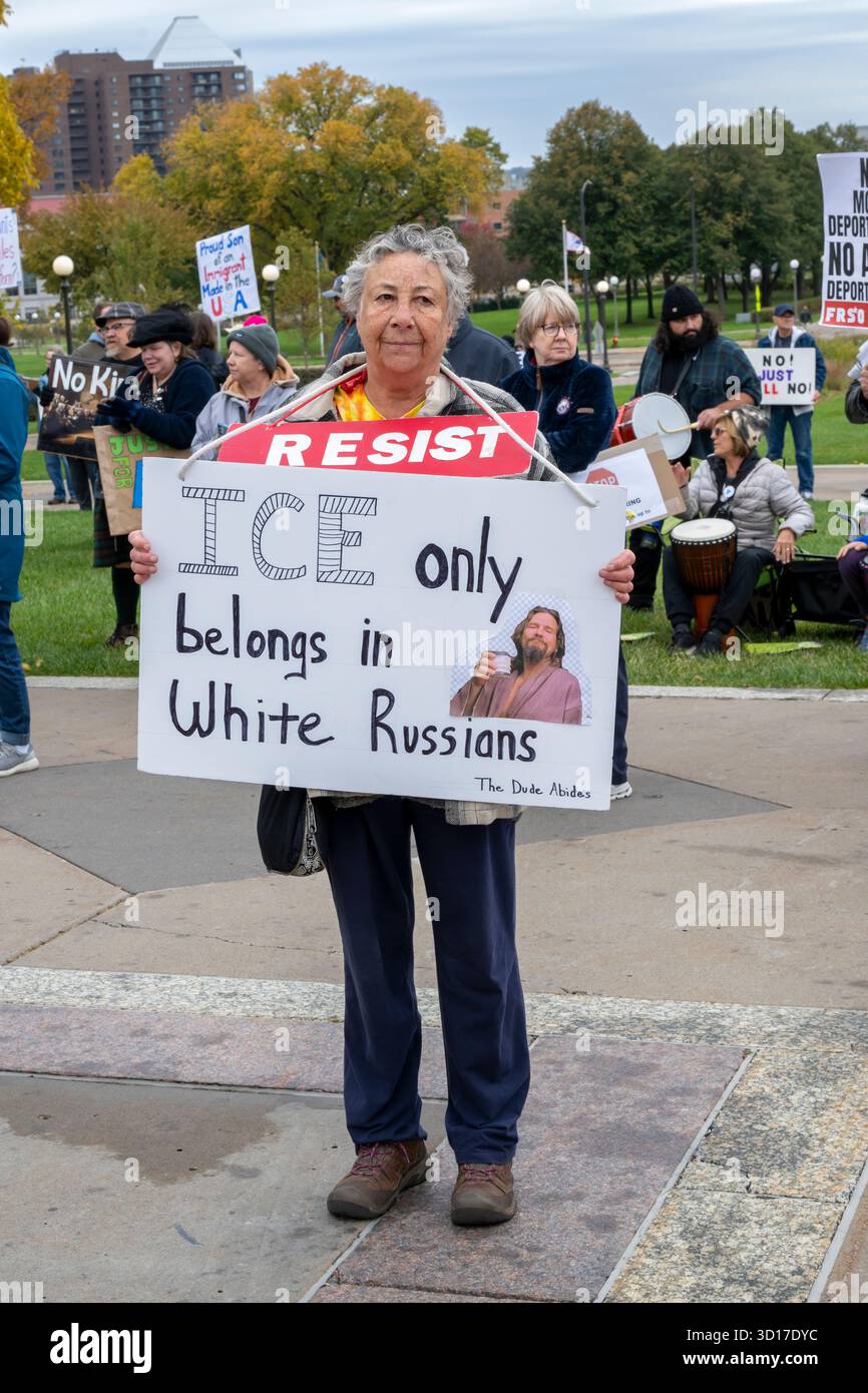 Paul, Minnesota. 25 octobre 2025. Pas Trump pas de troupes protestent. Organisé par la Coalition d'action populaire contre Trump, les manifestants ont exprimé leur opposition Banque D'Images