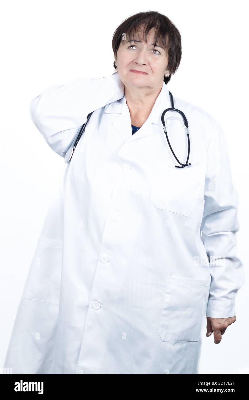Médecin féminin mature stressé dans une blouse de laboratoire et stéthoscope tenant son cou douloureux, reflétant le physique Banque D'Images