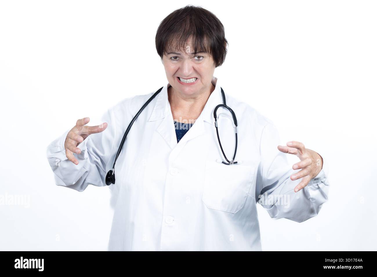 Médecin féminin portant une blouse de laboratoire et un stéthoscope, serrant les dents et montrant des gestes agressifs de la main, représentant le stress Banque D'Images