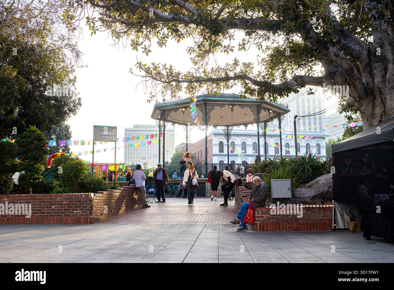 Los Angeles, États-Unis. 25 octobre 2025. Les artistes du Grupo Tartalejos dansent lors de la célébration du Dia de los Muertos à Olvera Street à Los Angeles, en Californie. Crédit : Stu Gray/Alamy Live News. Banque D'Images