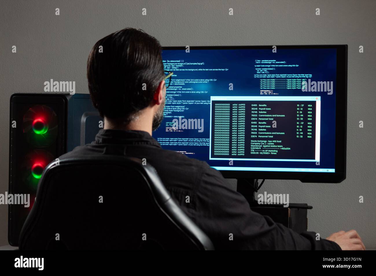 Gros plan sur un homme regardant en arrière un moniteur d'ordinateur avec un code de programmation bleu sur l'écran Banque D'Images