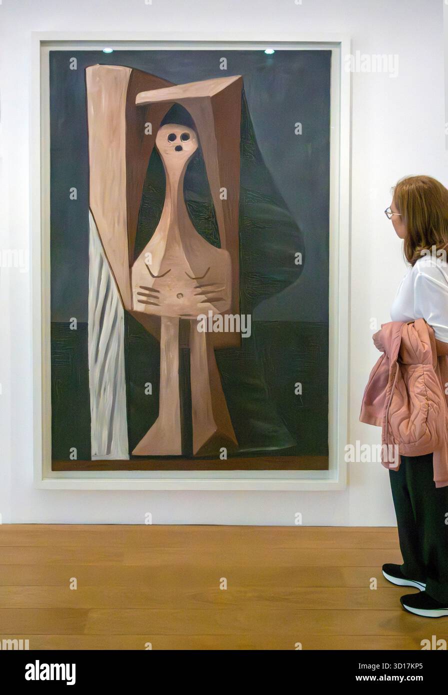 Une femme regarde le tableau de Pablo Picasso Grande Baigneuse (1929) au Musée Picasso, Marais, Paris, France Banque D'Images