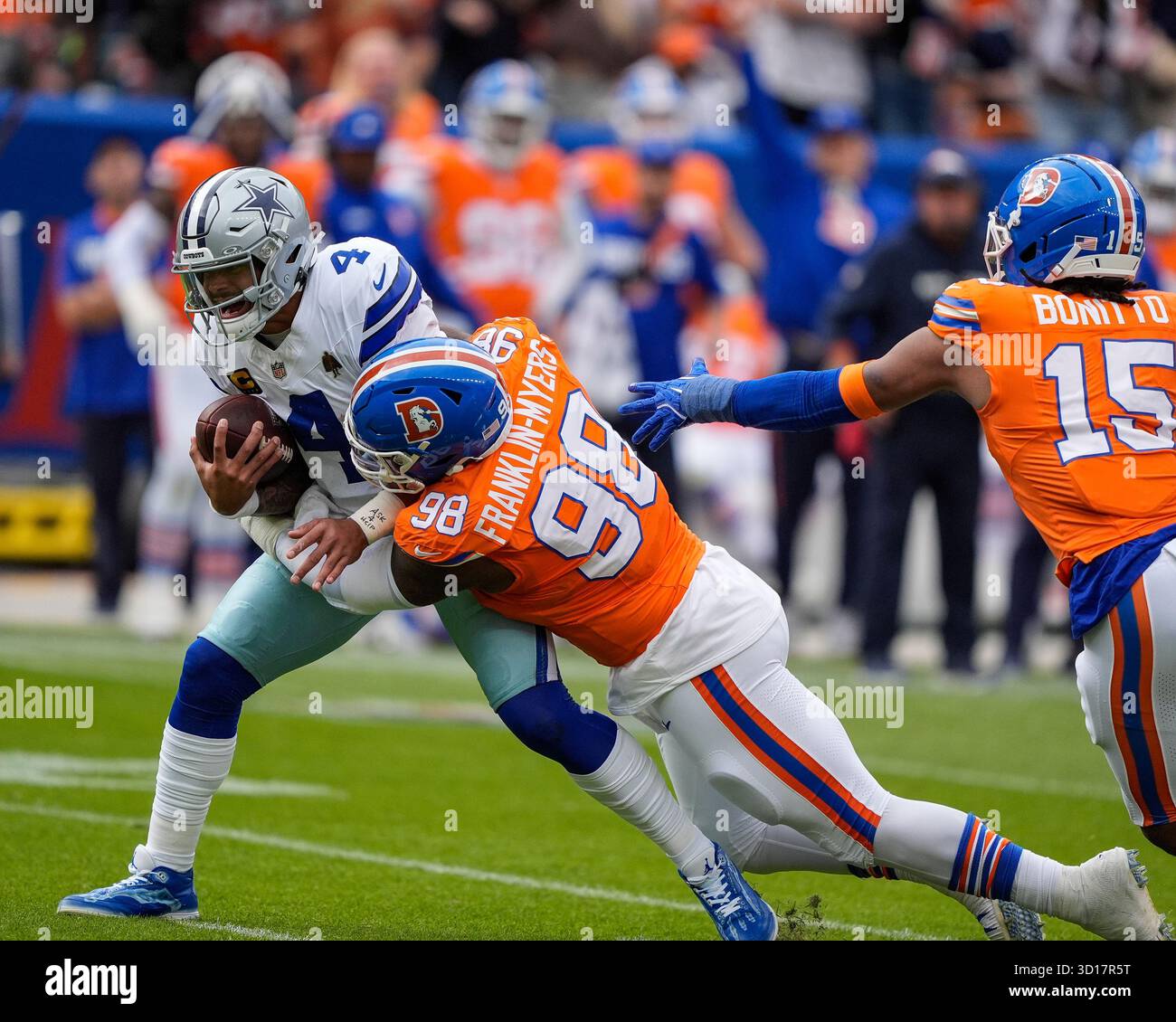 26 octobre 2025 : le quarterback des Dallas Cowboys Dak Prescott (4) est limogé par l'équipe défensive des Denver Broncos John Franklin-Myers (98) remporte la première moitié du match de football entre les Denver Broncos et les Dallas Cowboys. Derek Regensburger/CSM. (Crédit image : © Derek Regensburger/Cal Sport Media) Banque D'Images