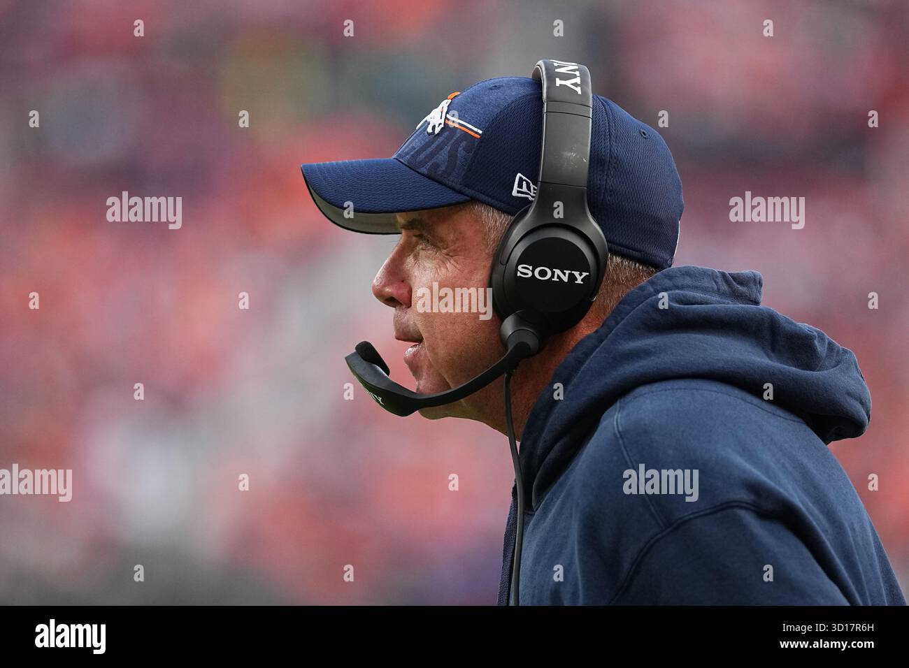 Denver Broncos head coach Sean Payton calls a play against the Dallas Cowboys during an NFL football game, Sunday, Oct. 26, 2025 in Denver. (AP Photo/Bart Young) Banque D'Images