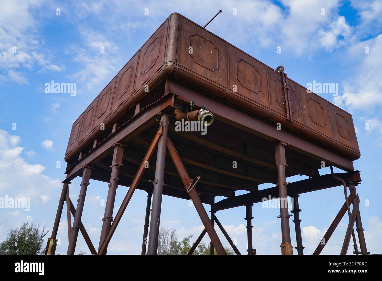 Ancien réservoir d'eau historique à Blackbull Siding sur la ligne de chemin de fer Normanton à Croydon dans le Queensland. le réservoir d'eau se tient haut sur un cadre métallique. Banque D'Images
