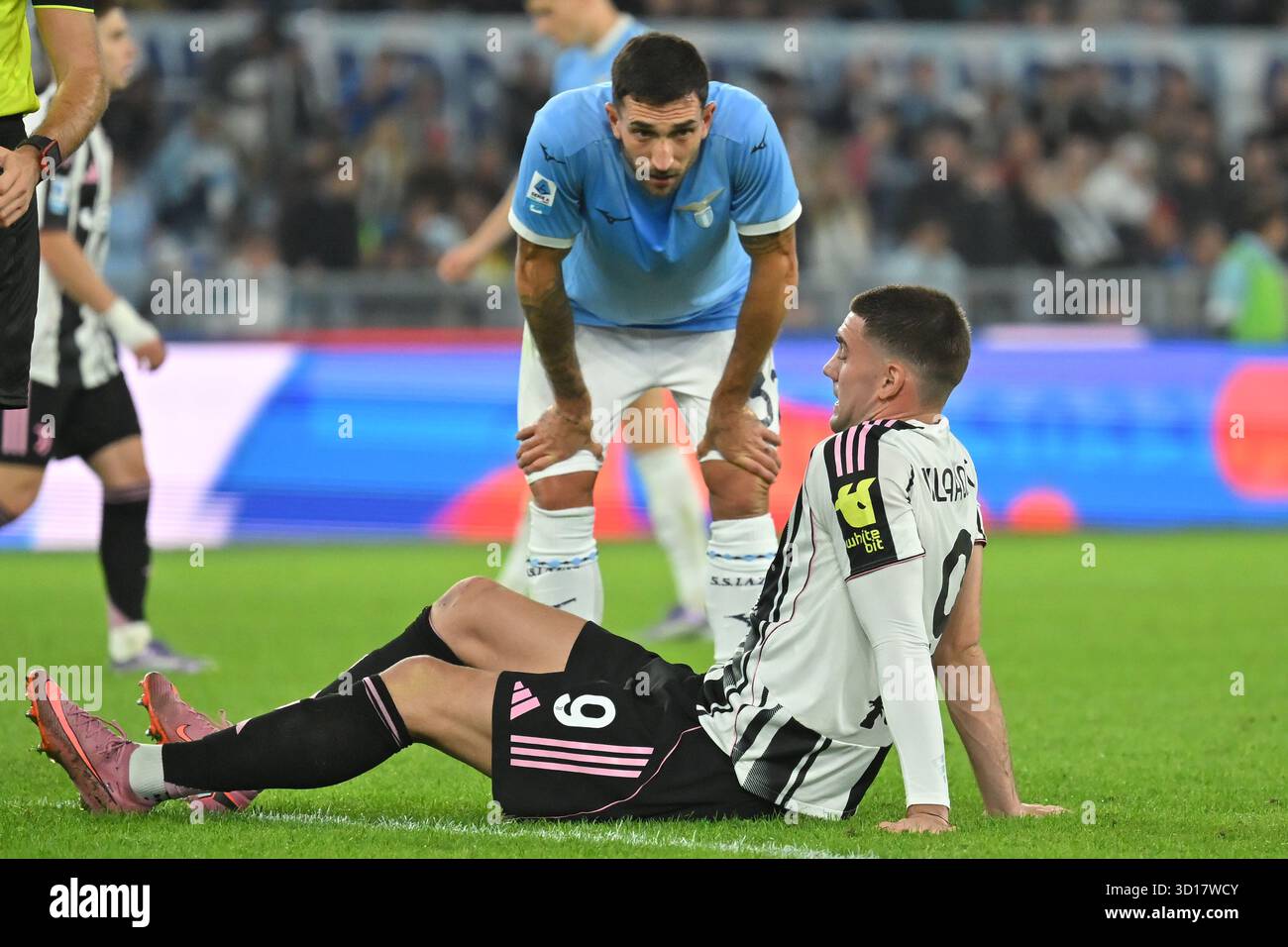 Roma, Latium. 26 octobre 2025. Dusan Vlahovic lors de la série A Enilive match entre SS Lazio et FC Juventus au stade olimpico à Rome 26 octobre 2025 crédit : massimo insabato/Alamy Live News Banque D'Images Roma, Latium. 26 octobre 2025. Dusan Vlahovic lors de la série A Enilive match entre SS Lazio et FC Juventus au stade olimpico à Rome 26 octobre 2025 crédit : massimo insabato/Alamy Live News Banque D'Images