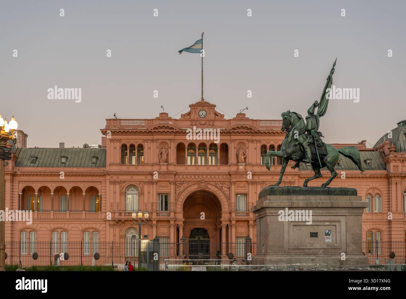 BUENOS AIRES, ARGENTINE- le 9 MARS 2024 : une photo du bâtiment historique de la casa rosada et de la statue du général manuel belgrano au crépuscule Banque D'Images