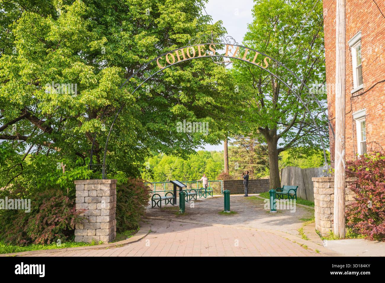 Cohoes, NY États-Unis - 22 mai 2019 : Falls View Park offre un accès à la vue des chutes Cohoes et de la rivière Mohawk, ainsi que des sentiers pédestres. Banque D'Images