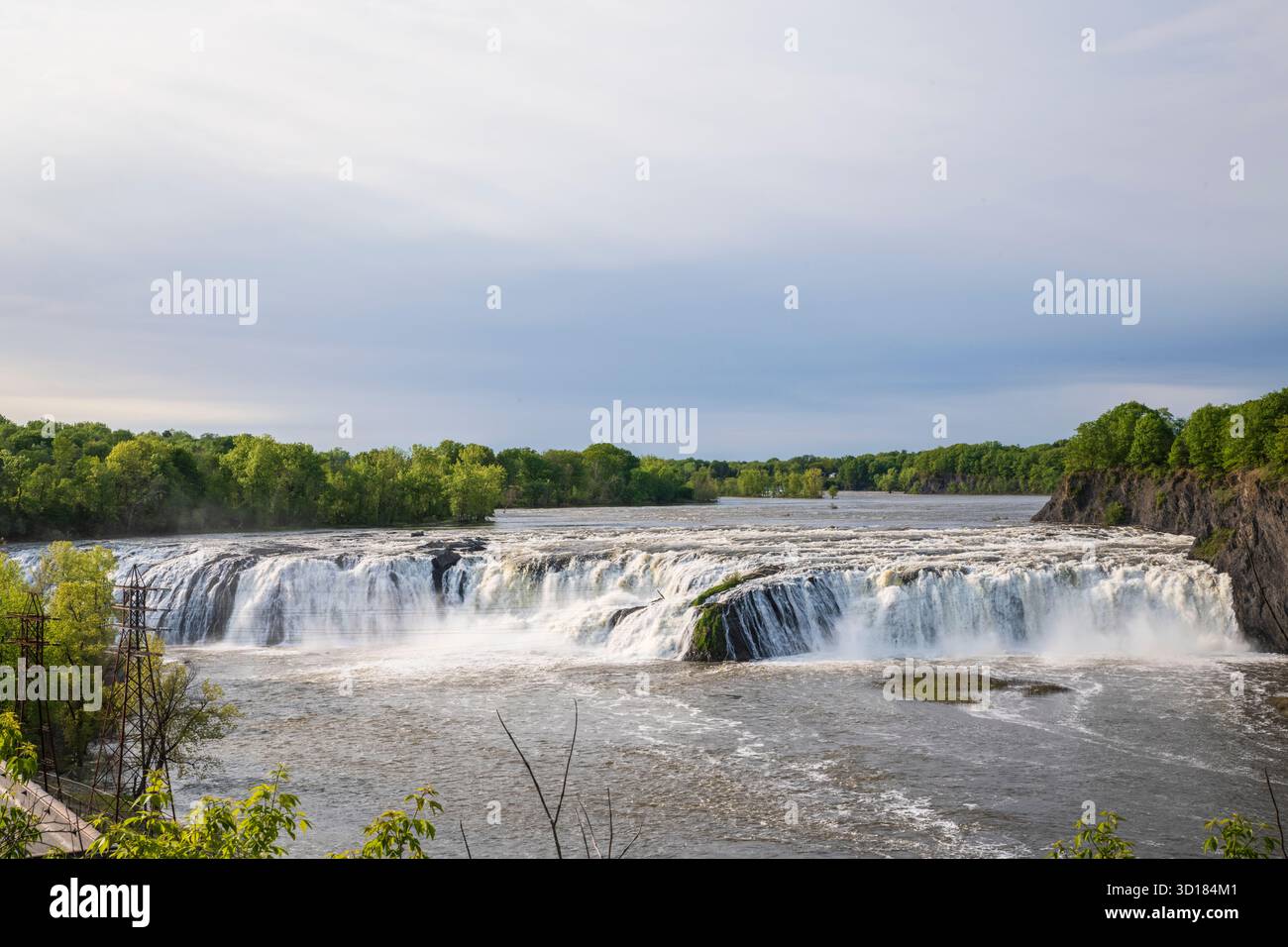 Cohoes Falls est une cascade de 1000 pieds de large sur la rivière Mohawk partagée par la ville de Cohoes et la ville de Waterford, New York. Banque D'Images