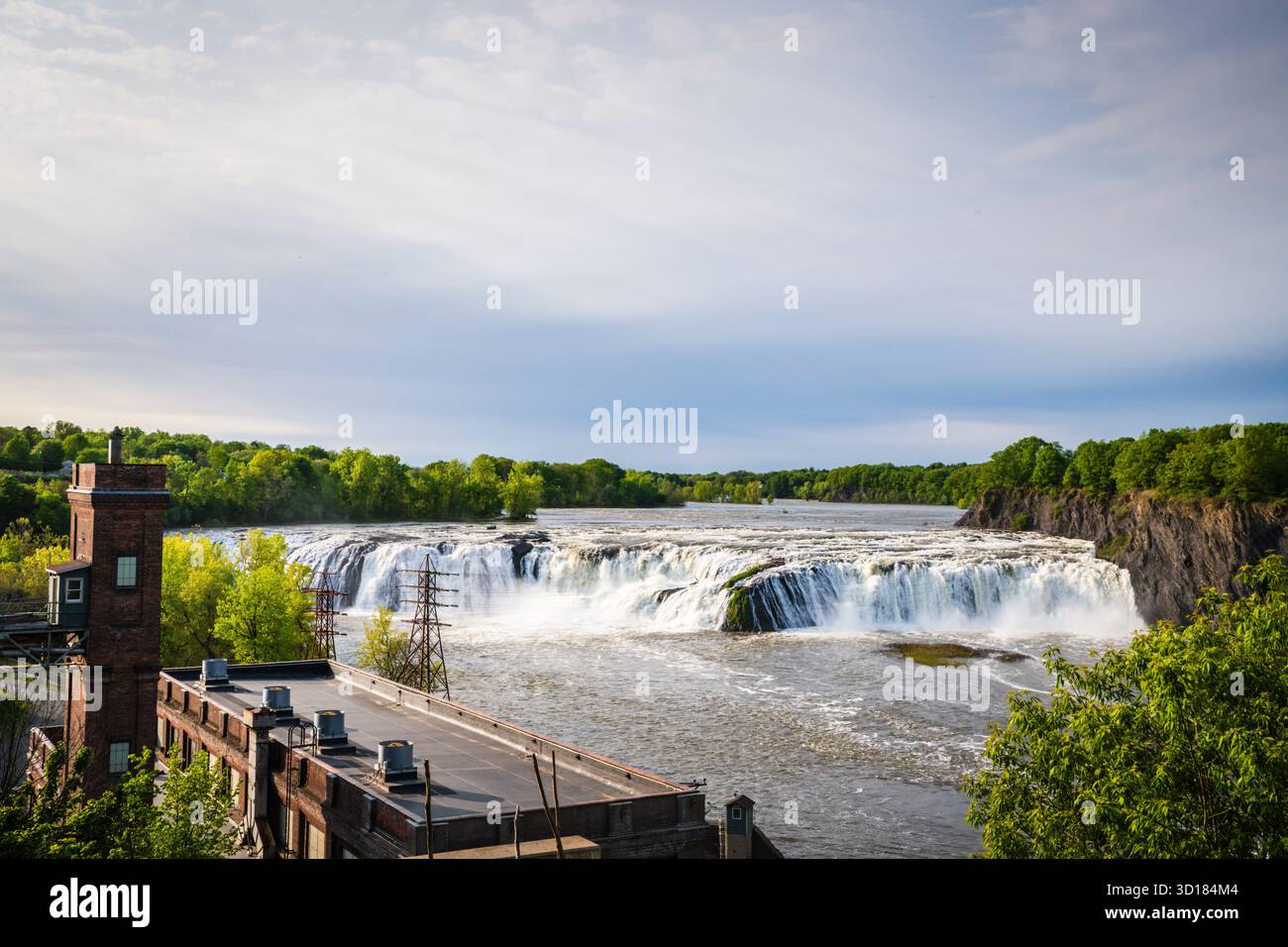 Cohoes Falls est une cascade de 1000 pieds de large sur la rivière Mohawk partagée par la ville de Cohoes et la ville de Waterford, New York. Banque D'Images