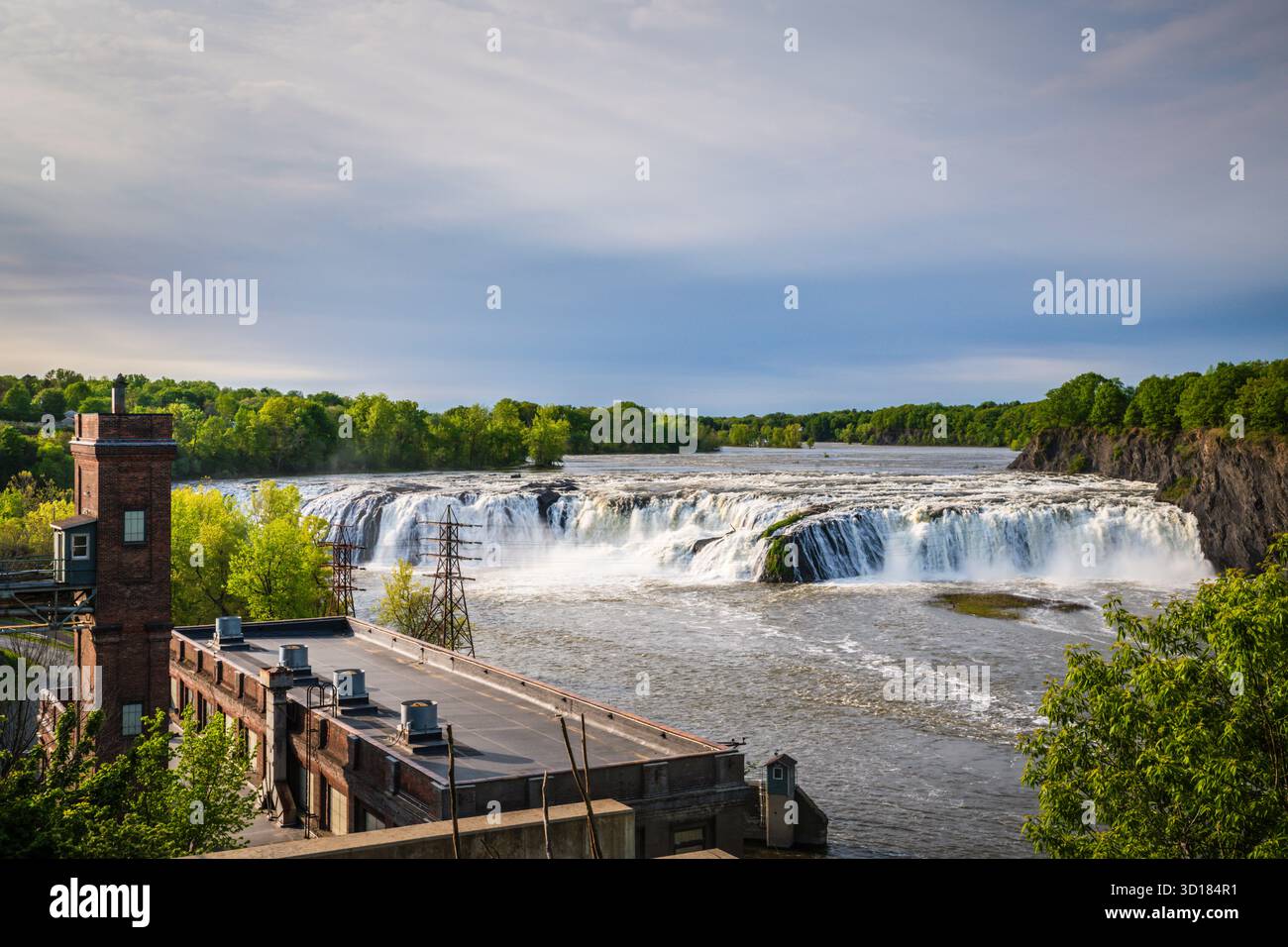 Cohoes Falls est une cascade de 1000 pieds de large sur la rivière Mohawk partagée par la ville de Cohoes et la ville de Waterford, New York. Banque D'Images