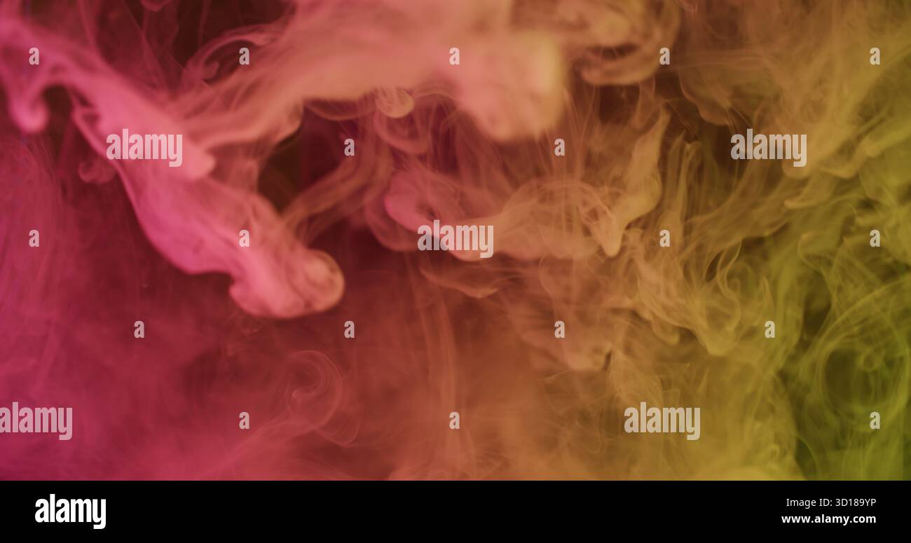 Fumée au néon. Brouillard d'encre. Flou jaune couleur rose vapeur éclaboussure de texture acrylique d'eau se répandant sur fond d'art créatif abstrait. Banque D'Images