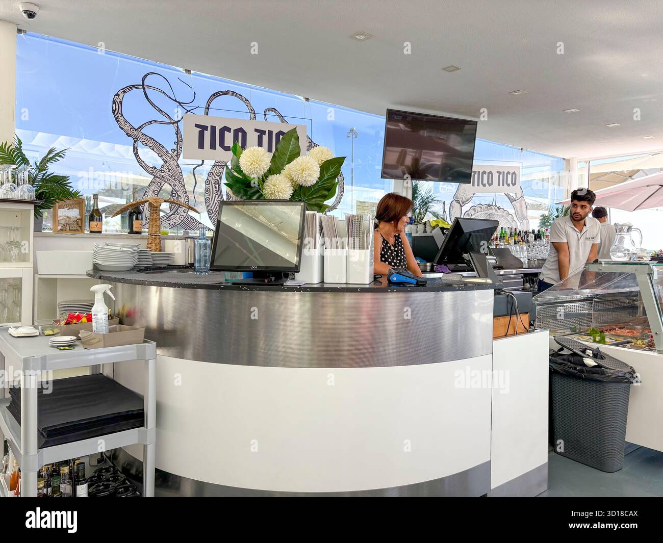 Quarteira, l'Algarve, Portugal, Tico Tico restaurant de fruits de mer avec employés travaillant, Europe Banque D'Images