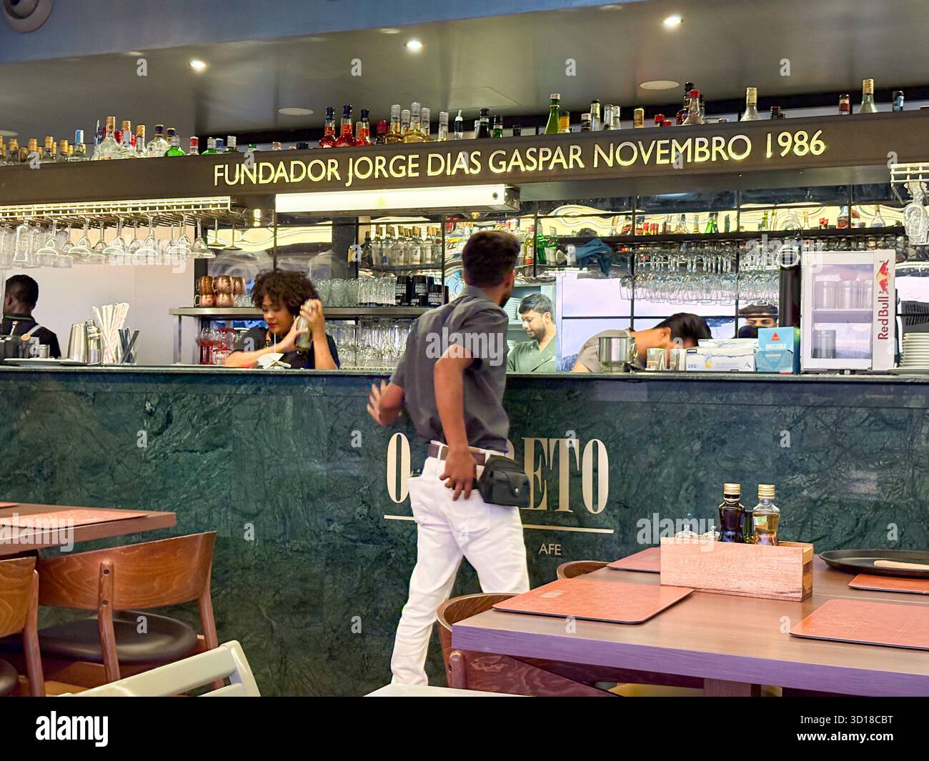 Faro, l'Algarve, Portugal, restaurant O Coreto, le personnel travaillant derrière le bar et le serveur ramassant la nourriture Banque D'Images