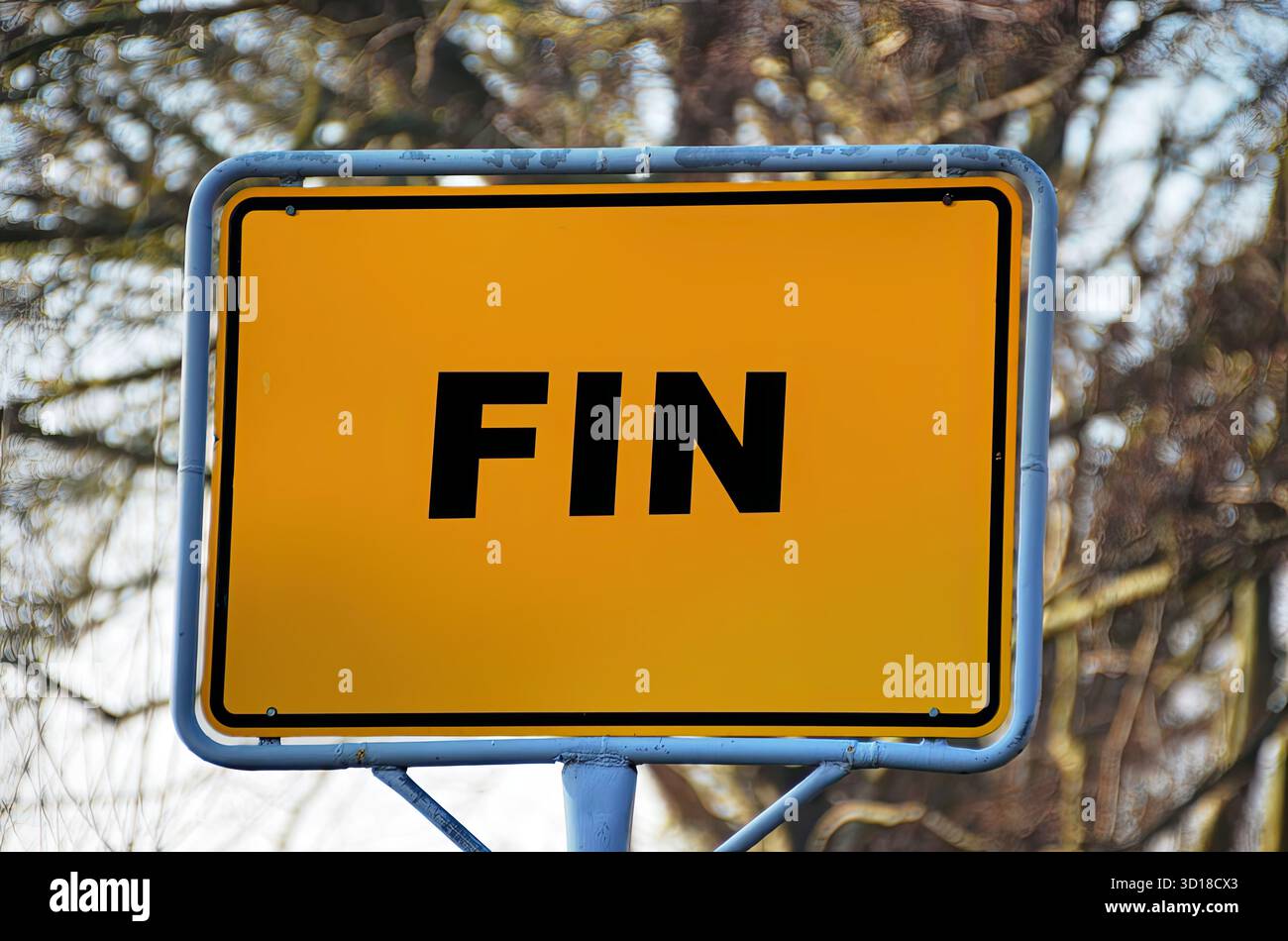 Panneaux réglementaires : ces panneaux dictent les règles de circulation et sont souvent noirs, blancs et rouges, bien que les couleurs puissent varier. Exemples : arrêt, rendement, limite de vitesse et ne pas entrer. Panneaux d'avertissement : ces panneaux avertissent les conducteurs des dangers potentiels et des conditions à venir. Les exemples incluent des panneaux pour les routes sinueuses, les passages à cerfs et les passages pour piétons. Ces signes sont souvent jaunes ou fluorescents jaune/vert. Panneaux de guidage et d'information : ces panneaux fournissent des indications directionnelles ou des informations générales. Des exemples incluent des panneaux directionnels avec des flèches et des panneaux pour des services comme les stations-service ou les hôpitaux Banque D'Images