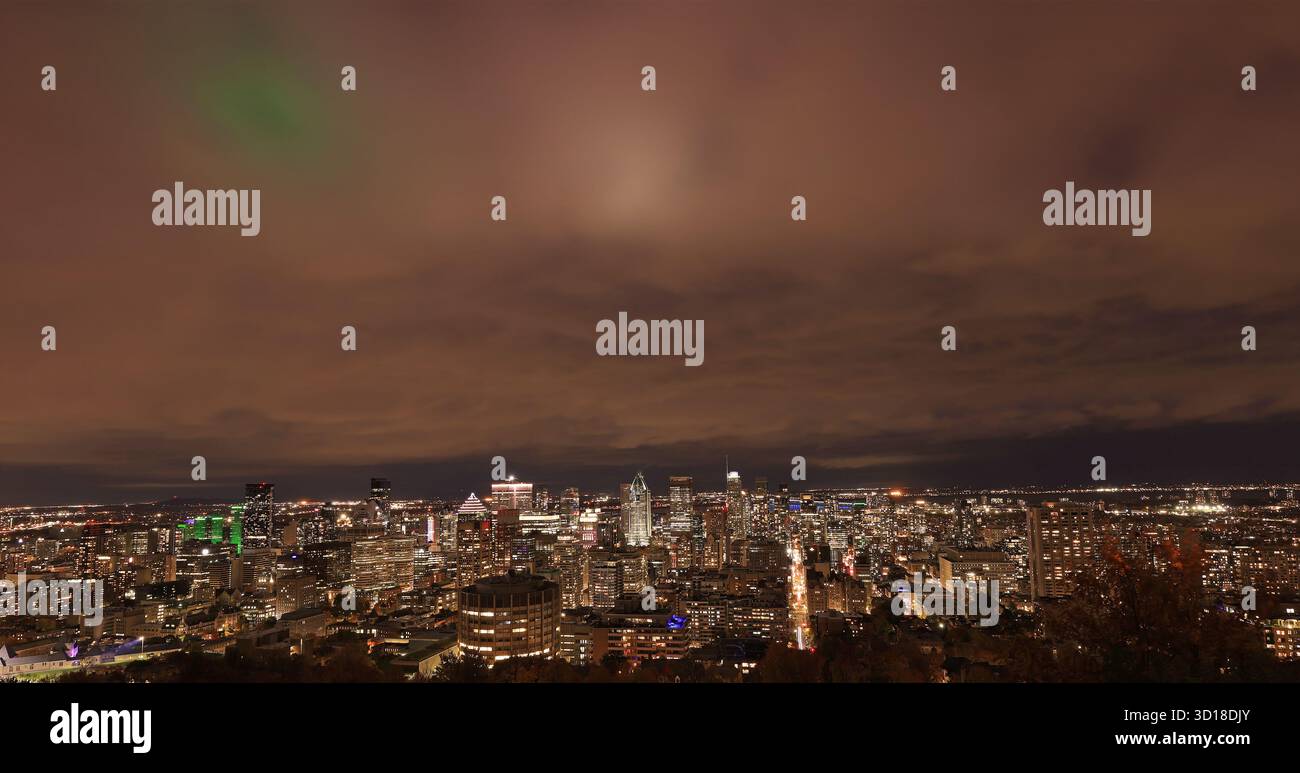Horizon aérien de Montréal illuminé la nuit avec des couleurs d'automne et la célèbre comète C 2025 A6 (Lemmon) sur le ciel, Canada Banque D'Images