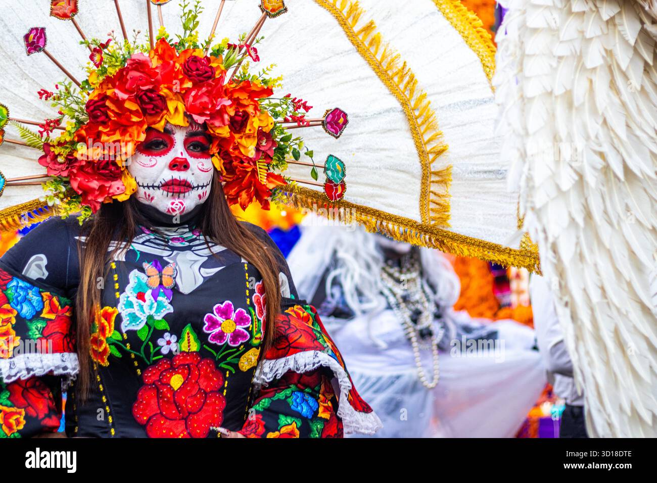 Los Angeles, États-Unis. 26 octobre 2025. Catrinas, femmes habillées en squelettes, à la célébration du Dia de los Muertos à San Pedro, Los Angeles, Californie. Crédit : Stu Gray/Alamy Live News. Banque D'Images