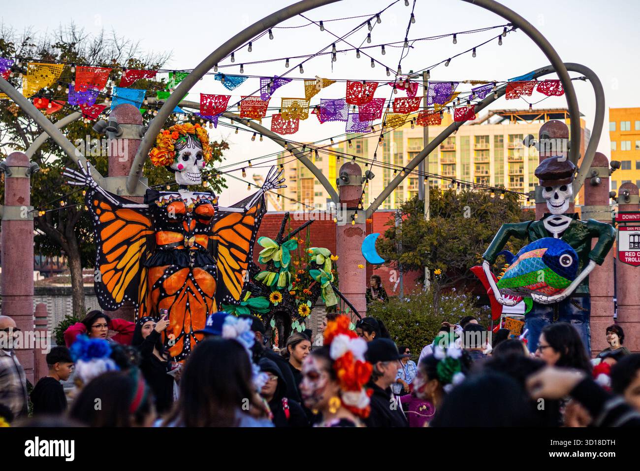 Los Angeles, États-Unis. 26 octobre 2025. Catrinas, femmes habillées en squelettes, à la célébration du Dia de los Muertos à San Pedro, Los Angeles, Californie. Crédit : Stu Gray/Alamy Live News. Banque D'Images