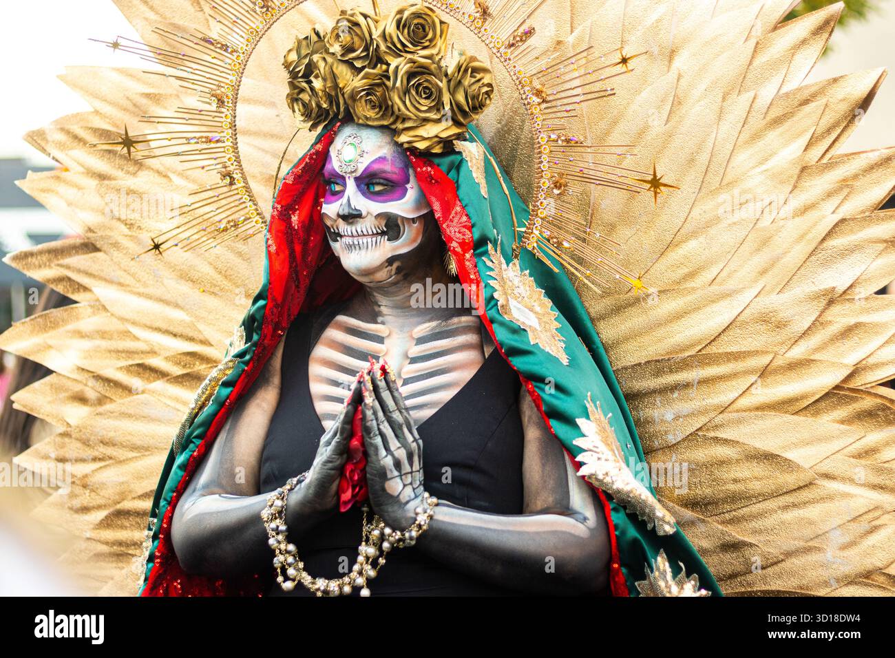 Los Angeles, États-Unis. 26 octobre 2025. Catrinas, femmes habillées en squelettes, à la célébration du Dia de los Muertos à San Pedro, Los Angeles, Californie. Crédit : Stu Gray/Alamy Live News. Banque D'Images