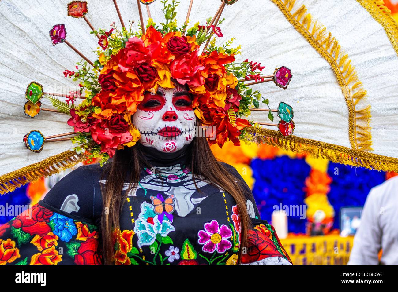 Los Angeles, États-Unis. 26 octobre 2025. Catrinas, femmes habillées en squelettes, à la célébration du Dia de los Muertos à San Pedro, Los Angeles, Californie. Crédit : Stu Gray/Alamy Live News. Banque D'Images